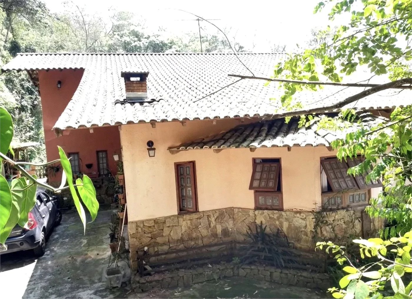 Casa à venda com 4 quartos, sendo 1 suíte, no condomínio Quinta da Cachoeira, Embu das Artes - SP