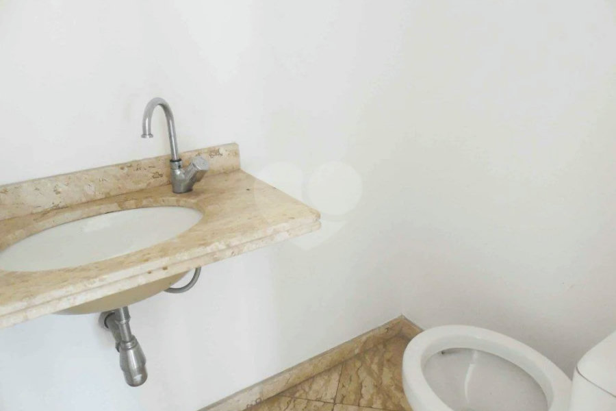 Casa à venda com 4 quartos, sendo 2 suítes, no condomínio Bristol Village, São Paulo - SP