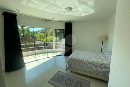 Casa à venda com 5 quartos, sendo 3 suítes,  no condomínio Flamboyant, Atibaia - SP