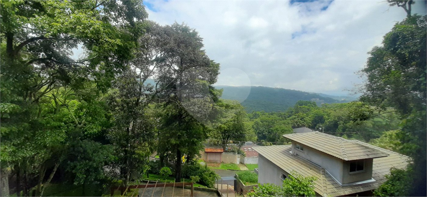 Casa à venda com 5 quartos, sendo 4 suítes, no condomínio Alpes da Cantareira, Mairiporã - SP