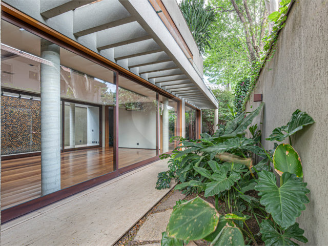 Casa à venda com 4 quartos, sendo 3 suítes,  em Vila Nova Conceição, São Paulo, SP