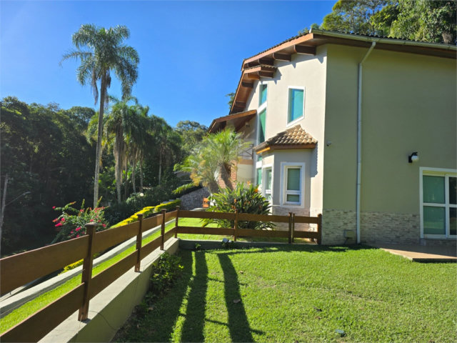 Casa à venda com 3 suítes no condomínio Associação Reserva das Hortênsias, Mairiporã - SP
