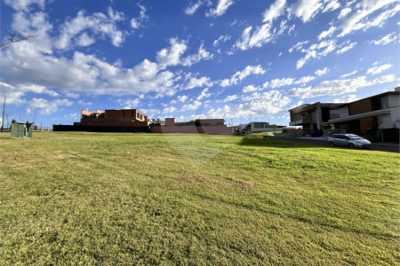 Terreno à venda no condomínio Villa dos Pinheiros, Indaiatuba - SP