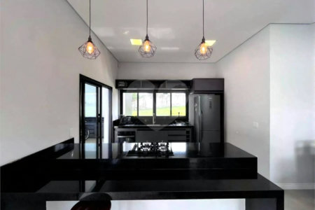 Casa à venda com 3 suítes no condomínio Ninho Verde II, Pardinho - SP
