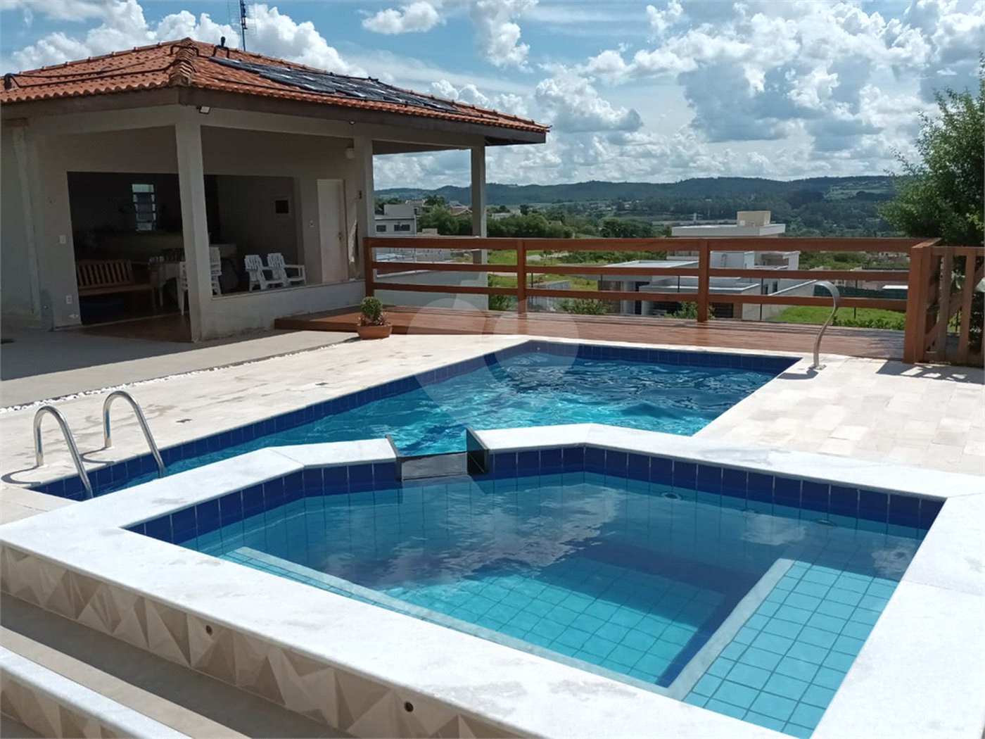 Casa à venda com 3 quartos, sendo 2 suítes,  no condomínio Vila Hípica I, Vinhedo - SP