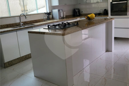 Casa à venda com 4 quartos, sendo 3 suítes, no condomínio Residencial Nelson Pinto, Rio de Janeiro - RJ