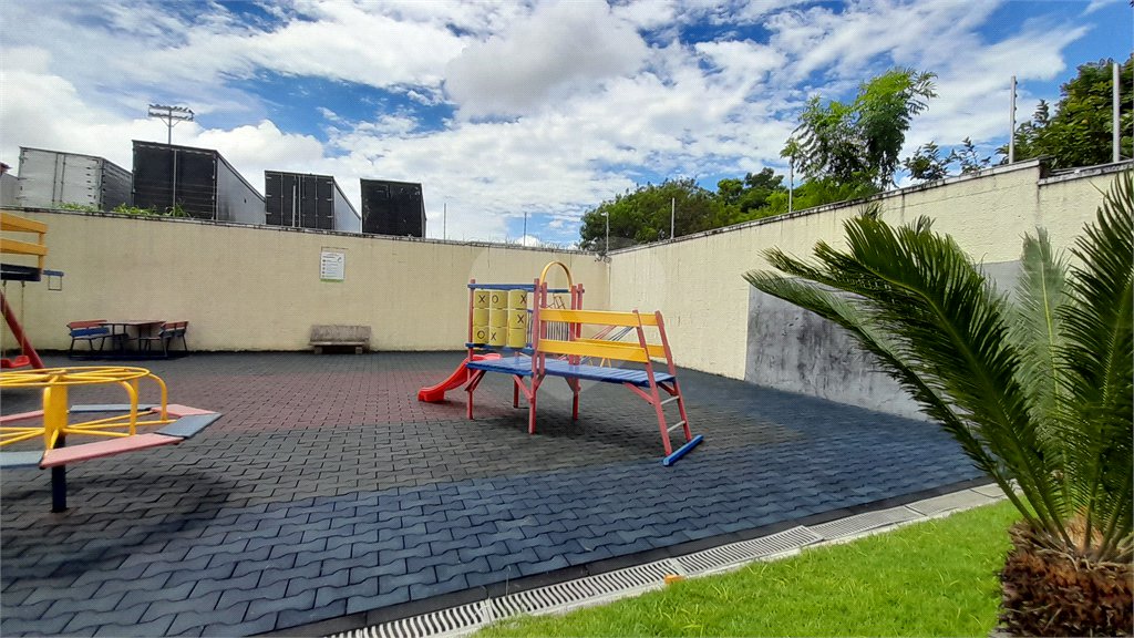 Casa à venda com 3 quartos, sendo 1 suíte, no condomínio Residencial Jardins, São Bernardo do Campo - SP