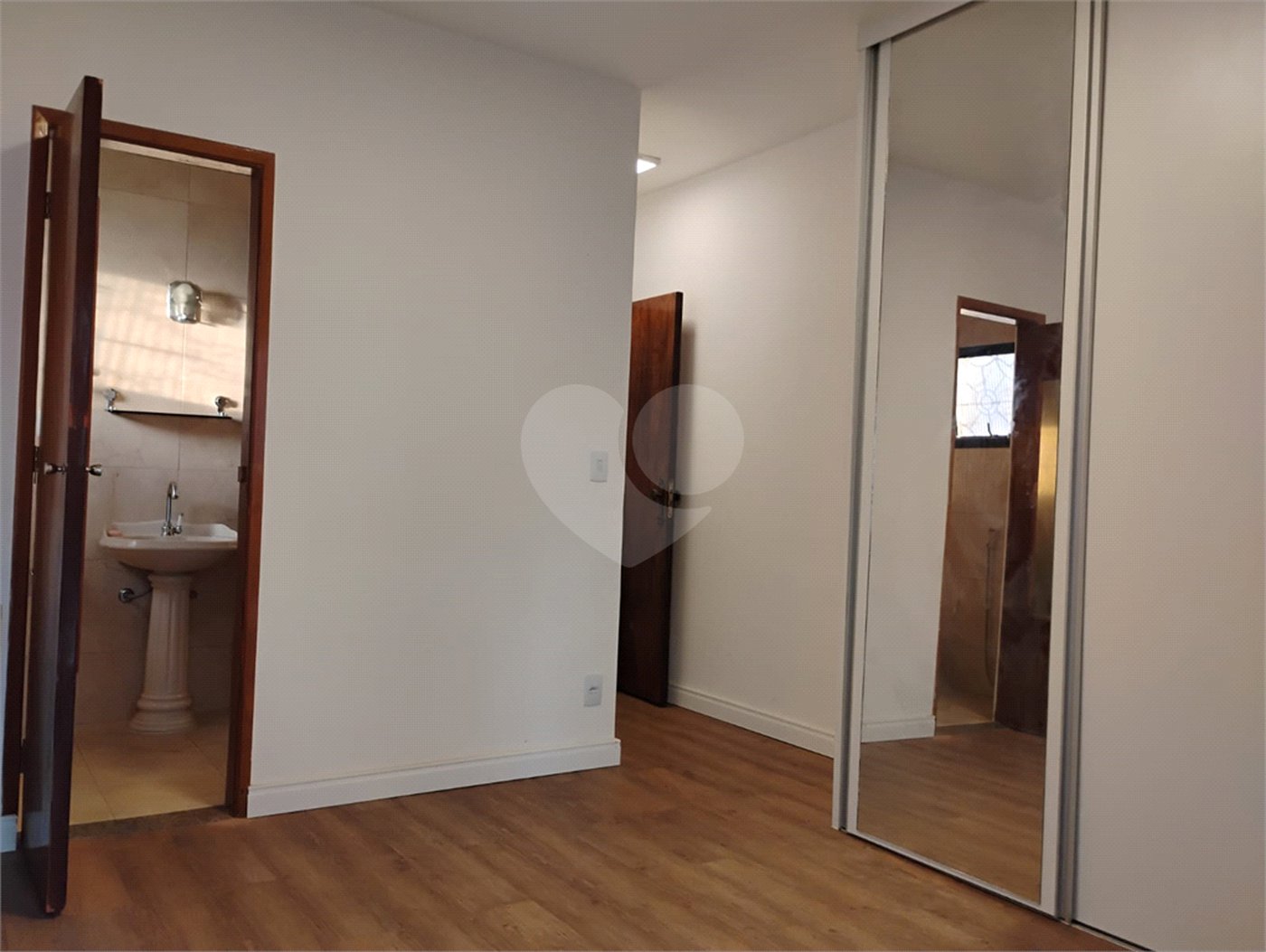 Sobrado à venda com 3 quartos, sendo 1 suíte, em Vila Paulista, São Paulo, SP