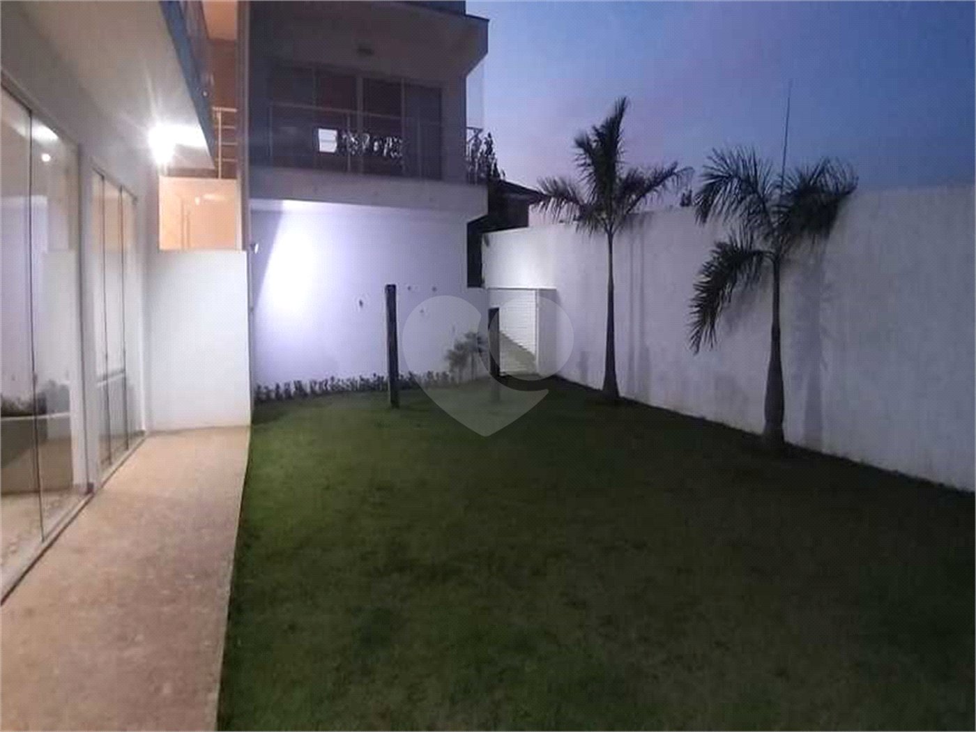 Casa à venda com 5 quartos, sendo 4 suítes, no condomínio Village Saint Charbel, Araçoiaba da Serra - SP