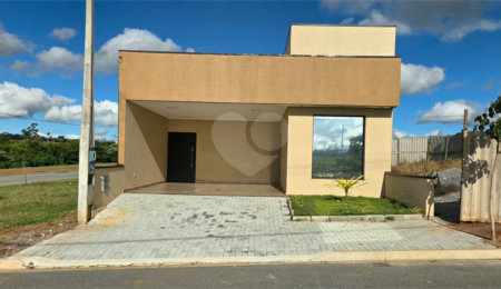 Casa à venda com 2 quartos, sendo 1 suíte,  no condomínio Tivolli, Itapetininga - SP