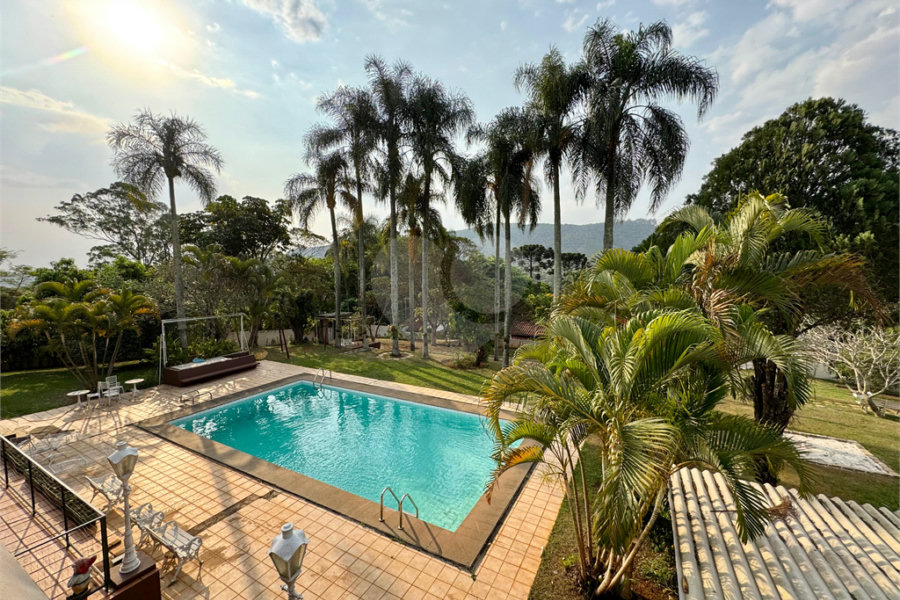 Casa à venda com 7 quartos, sendo 4 suítes, no condomínio Campos de Mairiporã Gleba 1, Mairiporã - SP