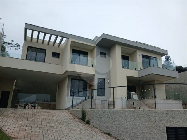 Sobrado à venda com 3 suítes em Roseira, Mairiporã, SP