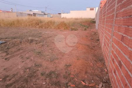 Terreno no Arcoville com 240 m²