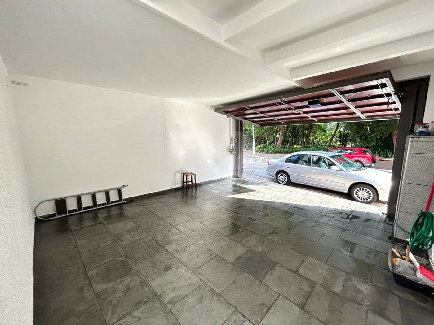 SOBRADO PARA LOCAÇÃO NO PARQUE DOMINGOS COM 03 DORM 01 SUITE 02 VAGAS DE GARAGEM