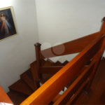 Sobrado com 4 quartos sendo 2 suítes.