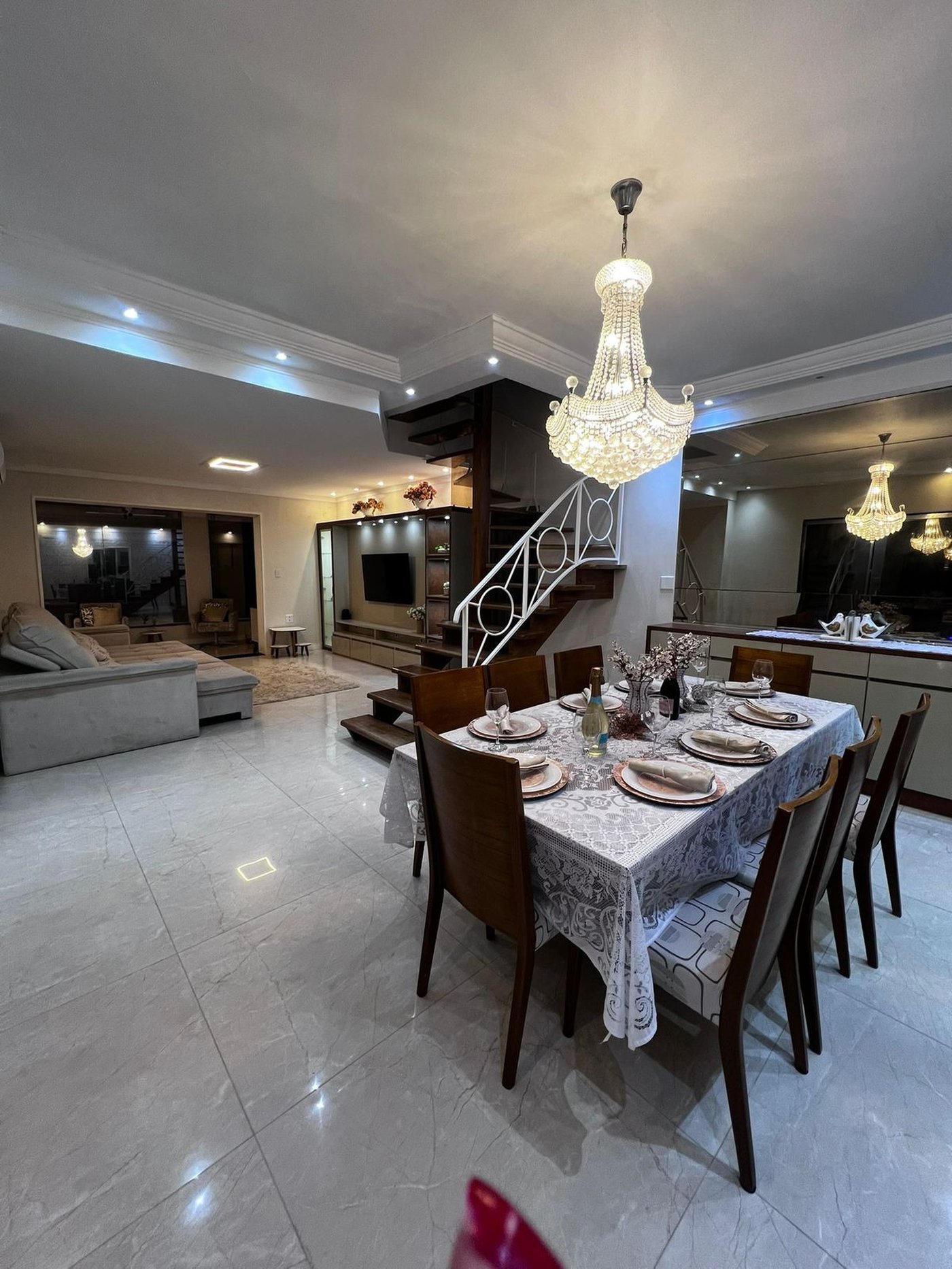 Casa à venda com 8 quartos, sendo 2 suítes, em Flórida, Praia Grande, SP