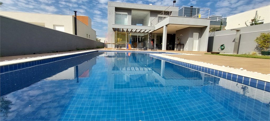 Casa à venda ou para alugar com 4 suítes no condomínio Figueira Garden, Atibaia - SP