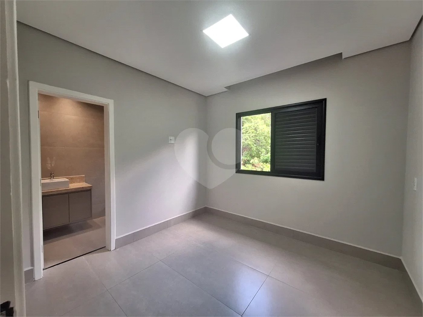 Casa NOVA com 03 suítes , piscina e condomínio com lazer completo!