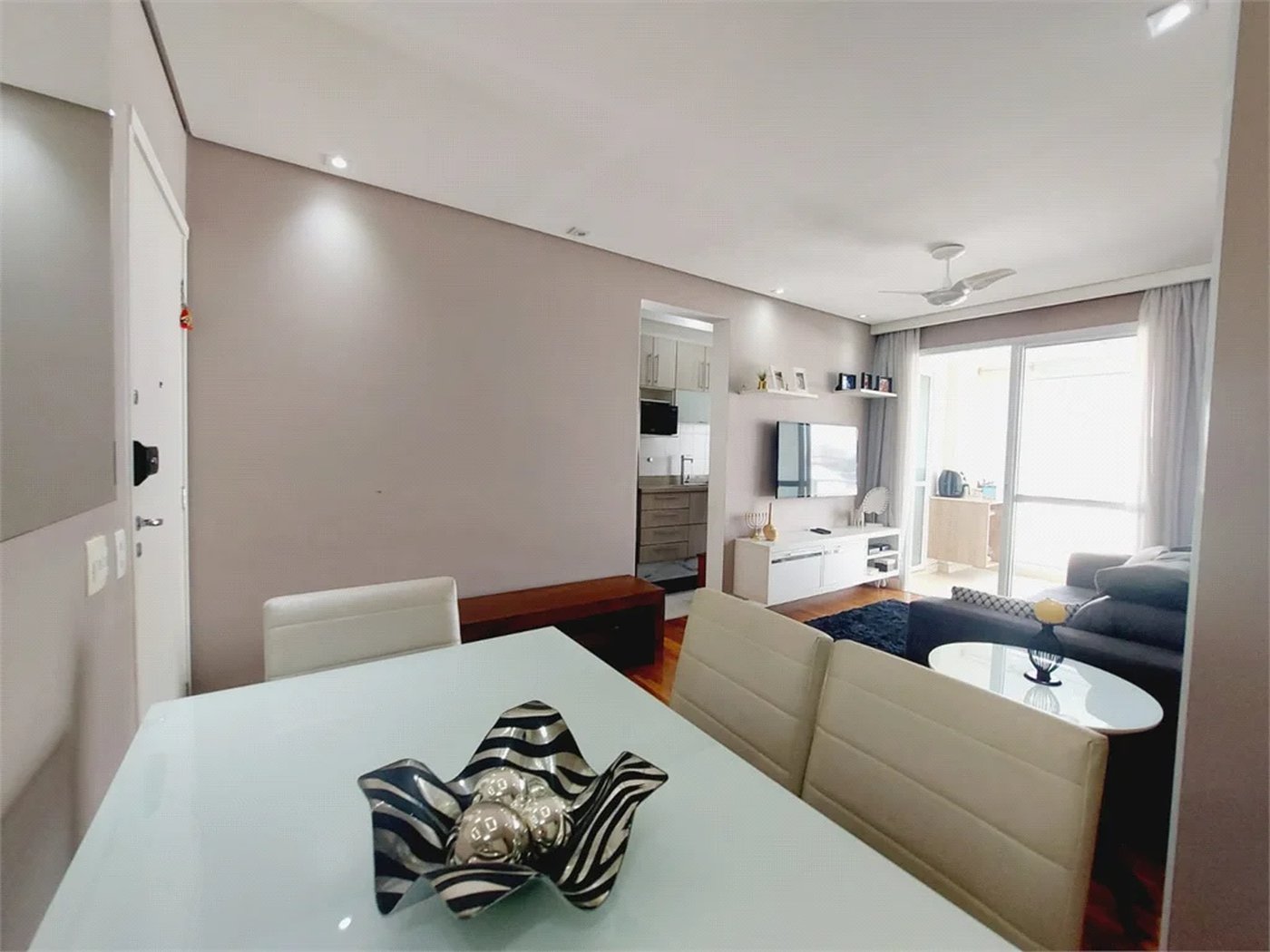Apartamento à venda com 2 quartos, sendo 1 suíte,  em Vila Anastácio, São Paulo, SP