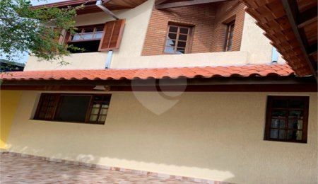 Sobrado à venda com 4 quartos, sendo 3 suítes, no Centro, Jarinu, SP