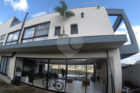 Sobrado à venda com 4 quartos, sendo 2 suítes,  no Centro, Joanópolis, SP