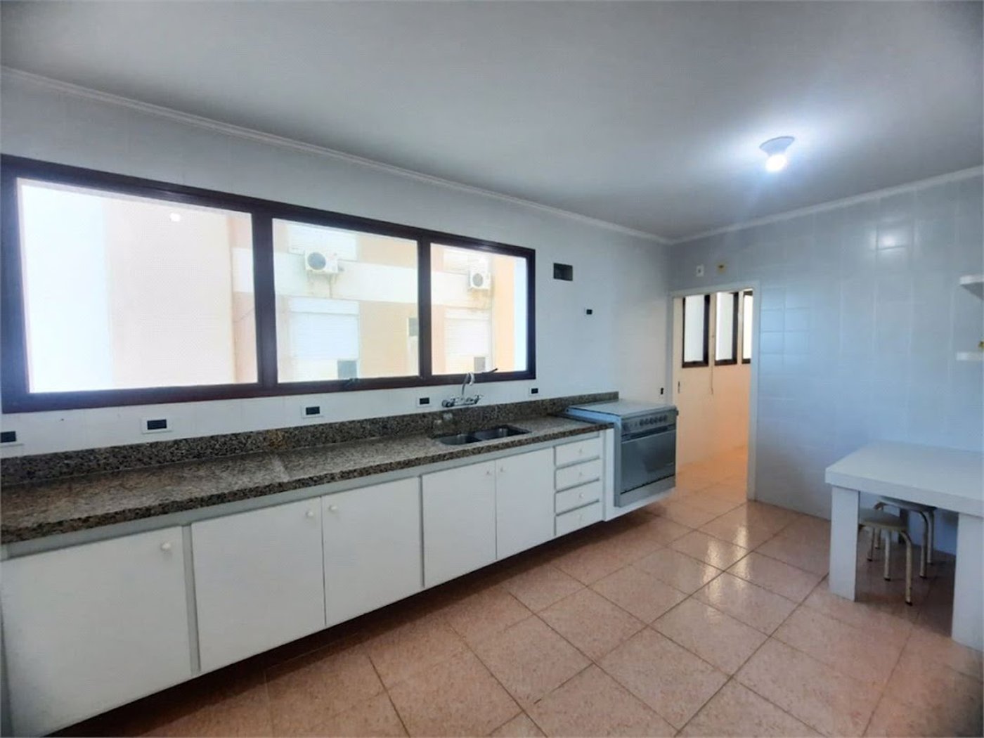 Apartamento Residencial à venda, Pitangueiras, Guarujá - AP0136.