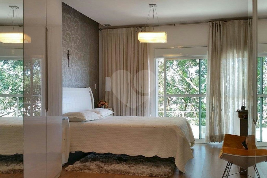 Casa à venda com 6 quartos, sendo 3 suítes, no condomínio Travessa Manuel Antônio Ferreira,85, São Paulo - SP