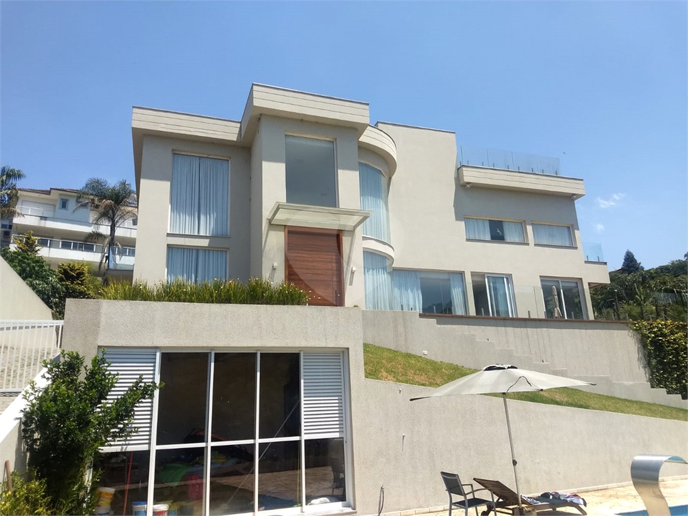 Casa à venda ou para alugar com 4 suítes no condomínio Suíça da Cantareira, Mairiporã - SP