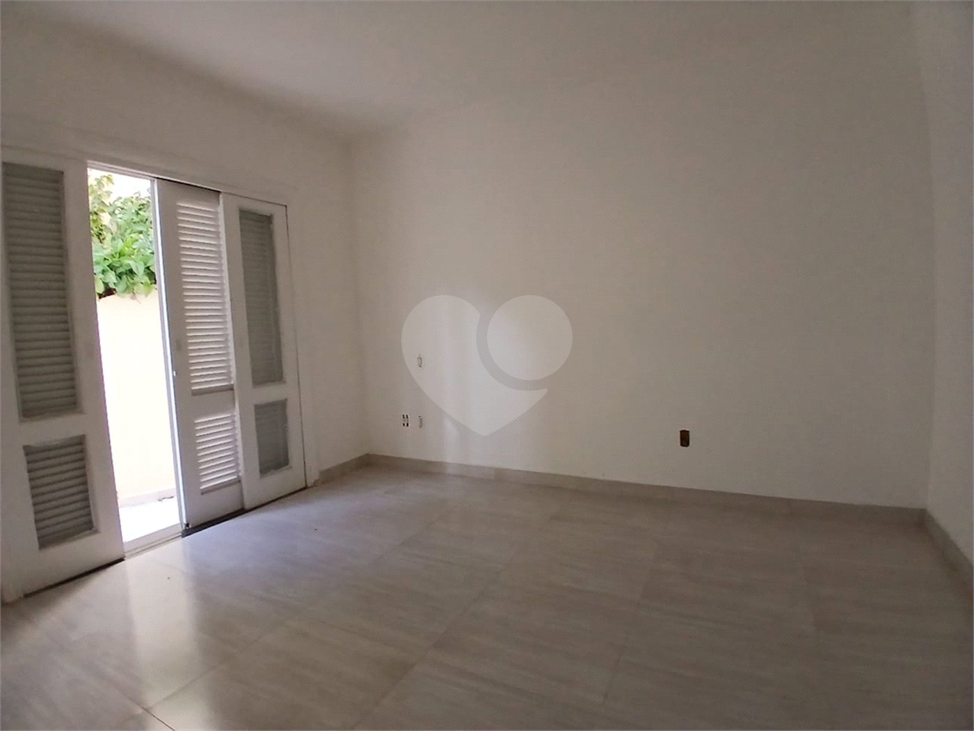 Casa à venda com 4 quartos, sendo 2 suítes, no condomínio Flamboyant, Atibaia - SP