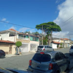 Casa com 4 dormitórios e 4 vagas.