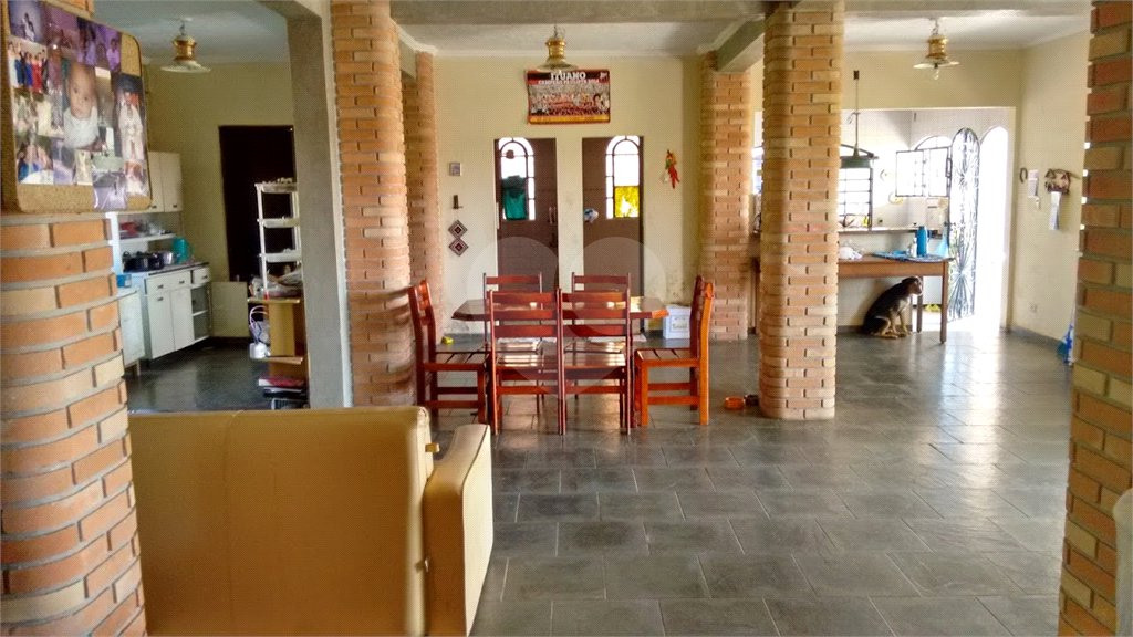 Casa à venda com 5 quartos, sendo 2 suítes, no condomínio Terras de Santa Rosa, Salto - SP