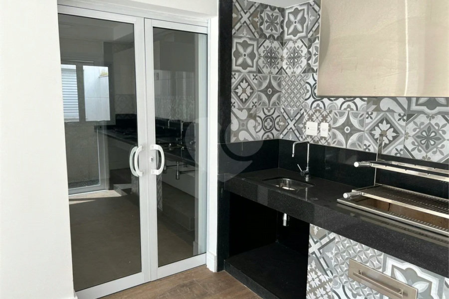 Casa à venda com 4 quartos, sendo 2 suítes, no condomínio Residencial Floresta, São Paulo - SP
