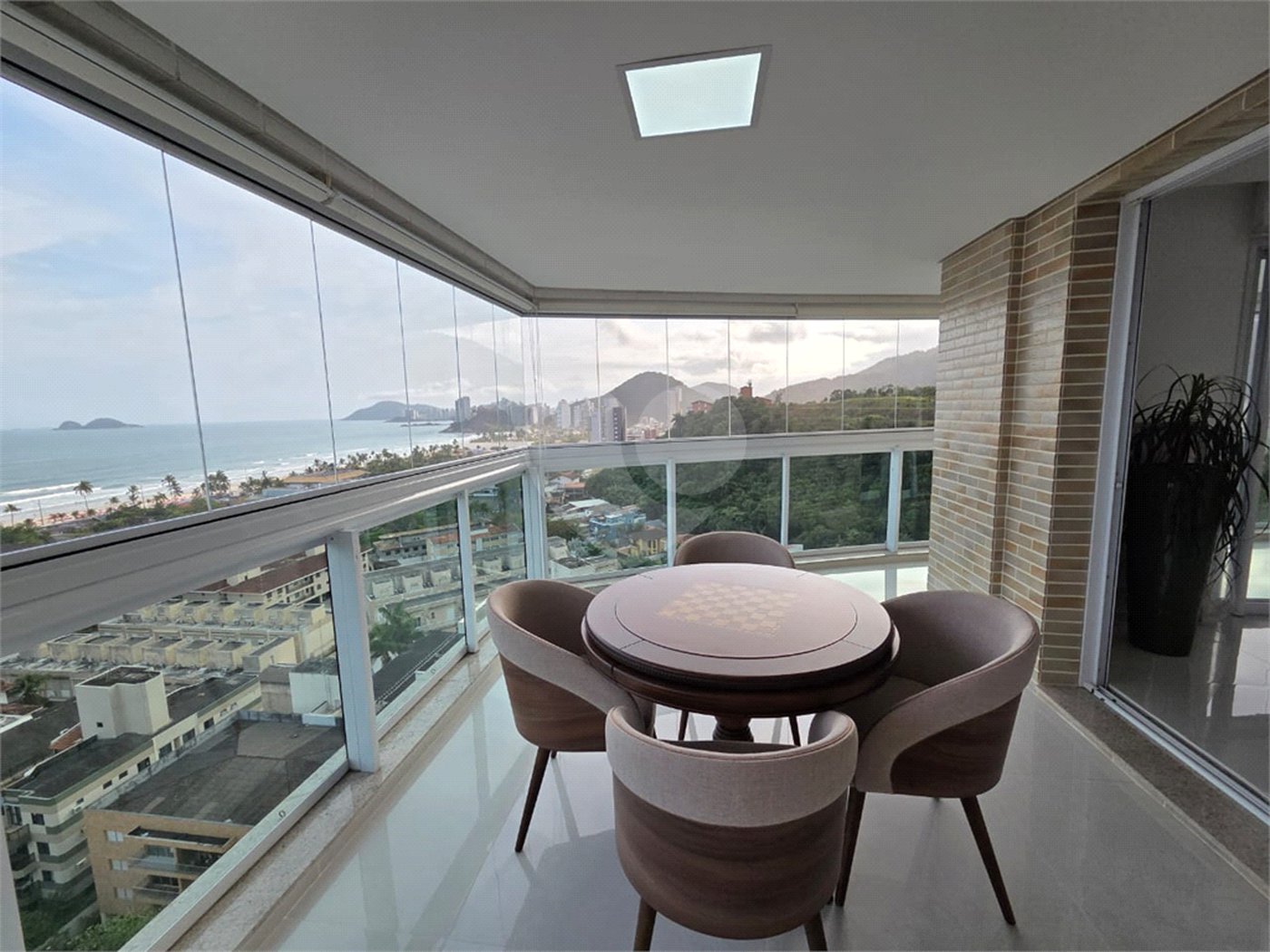 Apartamento à venda com 4 quartos, sendo 2 suítes, em Enseada, Guarujá, SP