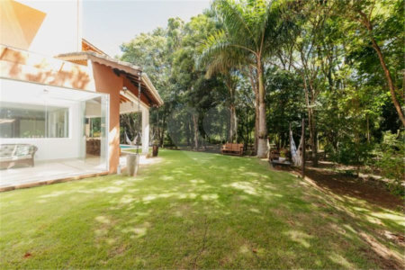 Casa à venda com 5 quartos, sendo 4 suítes, no condomínio Figueira Garden, Atibaia - SP