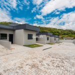 Casa térrea à venda com 3 quartos, sendo 1 suíte, no condomínio Flores da Usina, Atibaia - SP