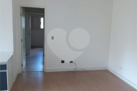 Apartamento à venda com 3 quartos, sendo 1 suíte,  em Vila Olímpia, São Paulo, SP