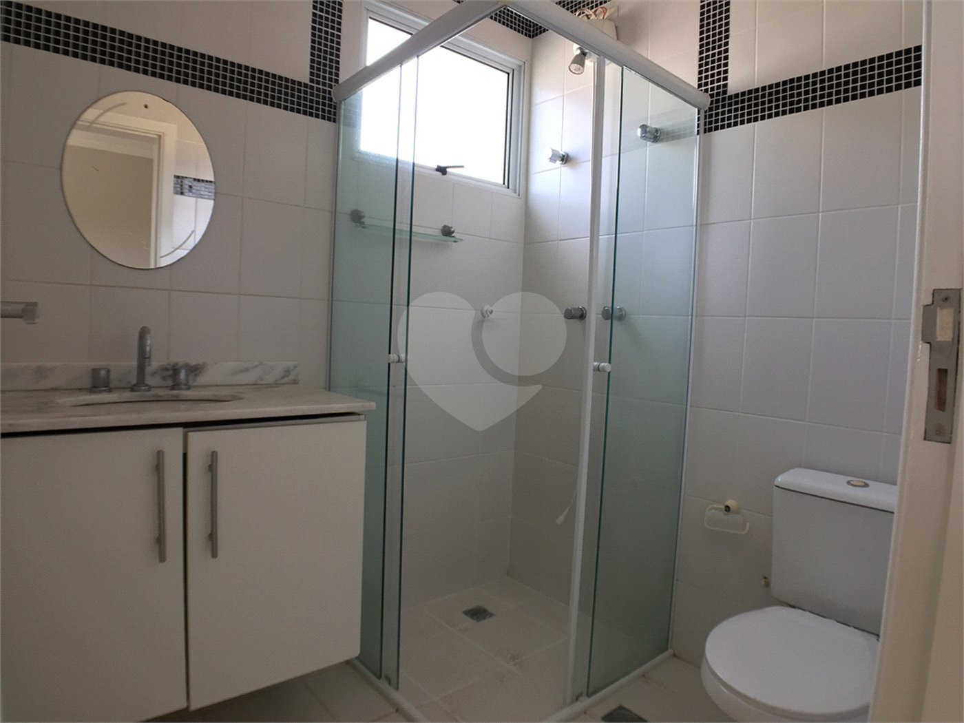 Casa à venda ou para alugar com 3 suítes no condomínio Recanto dos Paturis, Vinhedo - SP