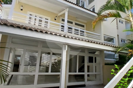 Casa à venda com 4 quartos, sendo 2 suítes, no condomínio Flamboyant, Atibaia - SP