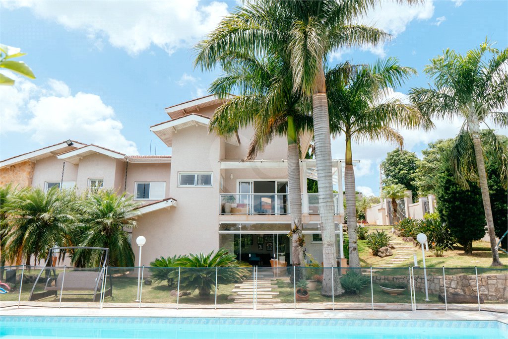 Casa à venda com 5 quartos, sendo 4 suítes, no condomínio Flamboyant, Atibaia - SP