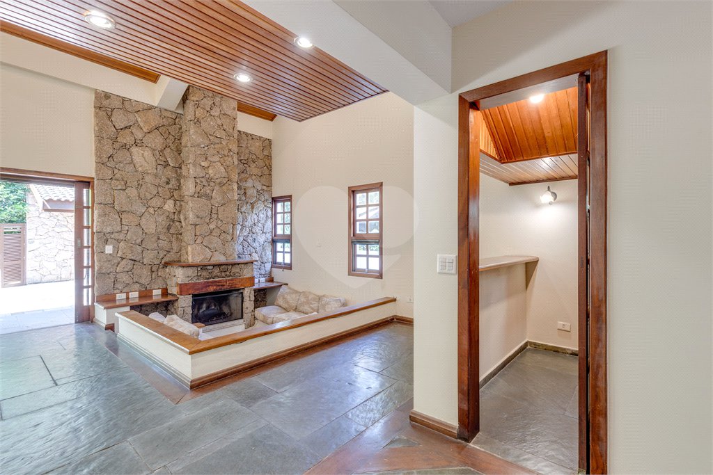 Casa à venda com 5 quartos, sendo 3 suítes, no condomínio Granja do Morumbi, São Paulo - SP