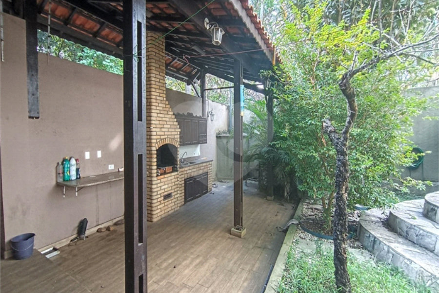 SOBRADO DE 426,0 M² COM 04 SUITES, SALÃO DE FESTAS, 06 VAGAS,06 BANHEIROS E PISCINA PARA LOCAÇÃO OU VENDA NO BARRO BRANCO