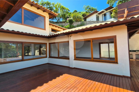 Casa à venda com 8 quartos, sendo 7 suítes, em Ferradura, Armação dos Búzios, RJ
