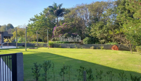 Casa à venda com 4 quartos, sendo 2 suítes,  no condomínio Figueira Garden, Atibaia - SP