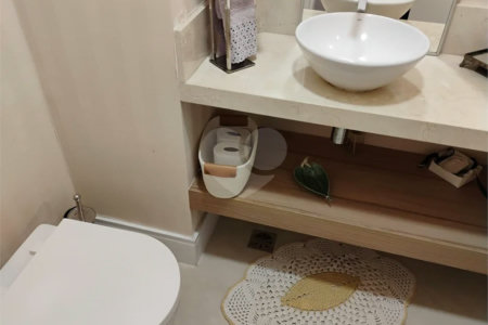 Apartamento reformado , 3 suítes , 3 vagas. Próximo a Avenida Paulista e metrô Brigadeiro . Prédio de construtora renomada. Único !