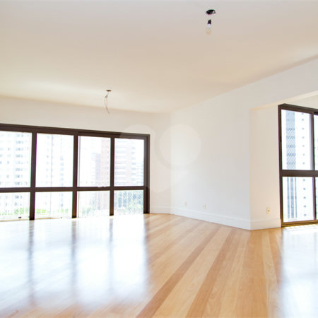 Apartamento à venda com 3 suítes em Moema, São Paulo, SP