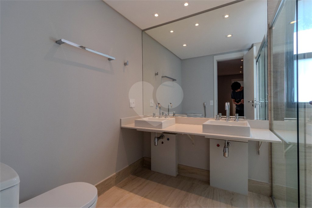 Apartamento para venda em Moema com 3 quartos, sendo 3 suítes, 2 vagas, 149 m²