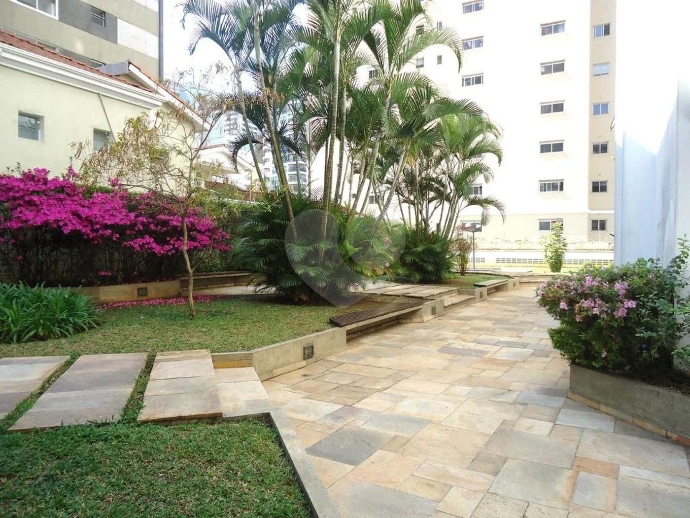 Apartamento reformado , 3 suítes , 3 vagas. Próximo a Avenida Paulista e metrô Brigadeiro . Prédio de construtora renomada. Único !