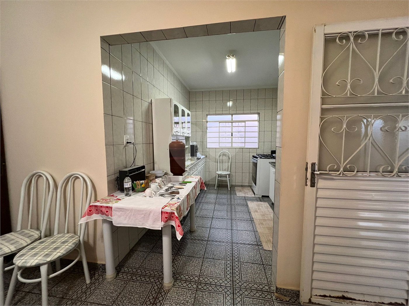 Ampla casa no condomÍnio Parque Fehr, contendo:
