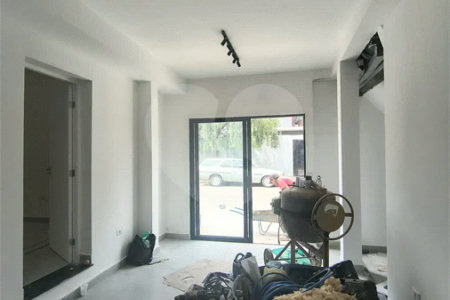 O imóvel possui 20 m² de área útil e 35 m² de área total, sendo uma ótima opção para instalação de escritório, consultório ou atividade comercial.