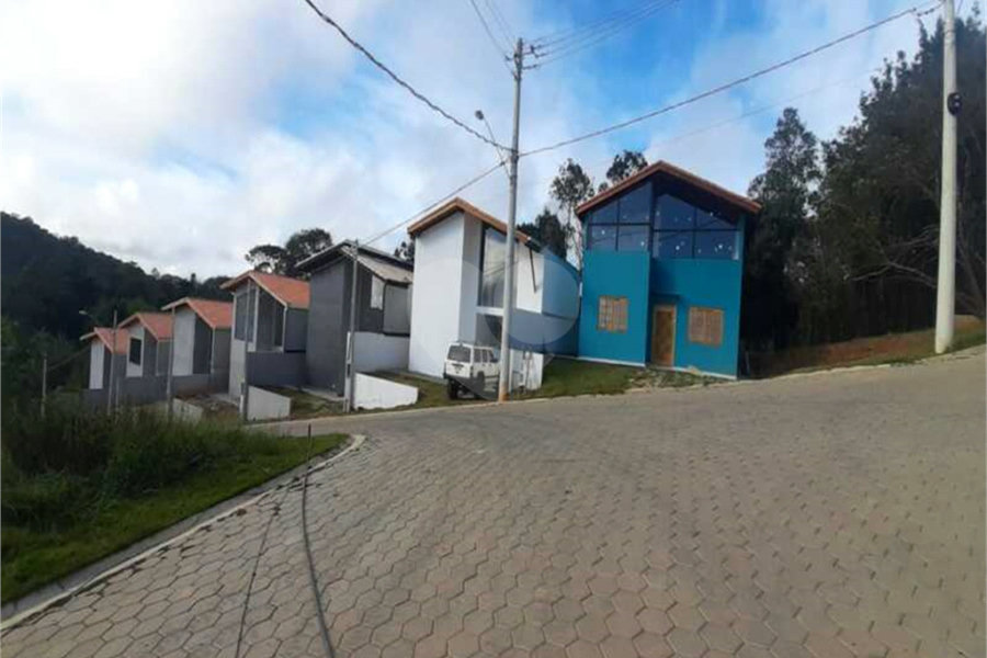Casa à venda com 2 quartos, sendo 1 suíte, no condomínio Águas de São Pedro, Mairiporã - SP